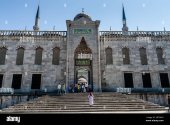 the-entrance-to-sultan-ahmed-mosque-blue-mosque-istanbul-2BTG6Y0.jpg