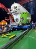 The_chinese_submersible_Fendouzhe_aboard_its_mother_ship_Tan_Suo_Yi_Hao.jpg