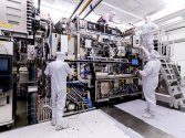 Business-ASML---Employees-assembling-an-EUV-system-(ASML).jpg